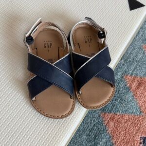 Baby GAP|Baby girl toddler Navy and Tan Kids Summer Sandals with ankle strap•7